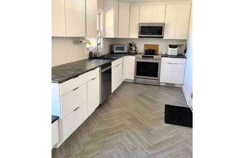Myrtle Grove Casa | Renovated 1970’s Brick Rancher - 10 miles to the beach!
