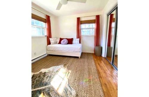 Myrtle Grove Casa | Renovated 1970’s Brick Rancher - 10 miles to the beach!