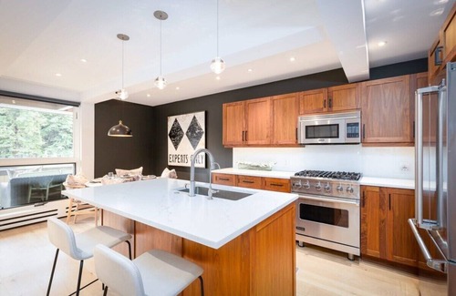 Aspen Apartamento | Renovated 2/2 with AC 1 Block to Farmers Market!