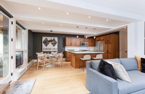 Aspen Apartamento | Renovated 2/2 with AC 1 Block to Farmers Market!