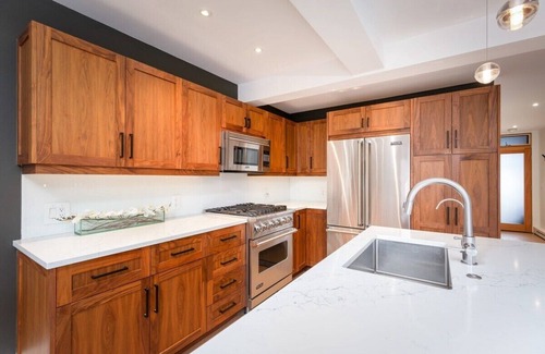 Aspen Apartamento | Renovated 2/2 with AC 1 Block to Farmers Market!