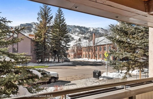 Aspen Apartamento | Renovated 2/2 with AC 1 Block to Farmers Market!