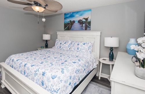Summer Breeze Condominio | Renovated 2-Bedroom Beach Condo Just 5 Minute walk to Beach!