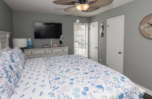 Summer Breeze Condominio | Renovated 2-Bedroom Beach Condo Just 5 Minute walk to Beach!