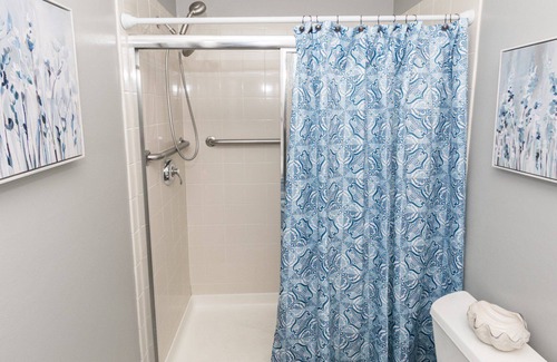 Summer Breeze Condominio | Renovated 2-Bedroom Beach Condo Just 5 Minute walk to Beach!