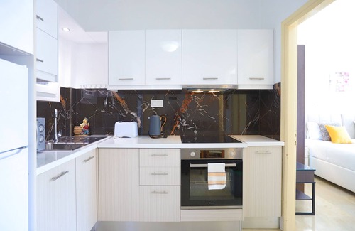 Kassiopi Apartamento | Renovated 2-Bed Gem in Kassiopi's Vibrant Tourist Village, WiFi, Terrace