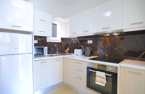 Kassiopi Apartamento | Renovated 2-Bed Gem in Kassiopi's Vibrant Tourist Village, WiFi, Terrace