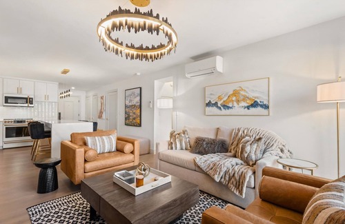 Downtown Apartamento | Renovated 2 BR/2 BA In Town with AC!