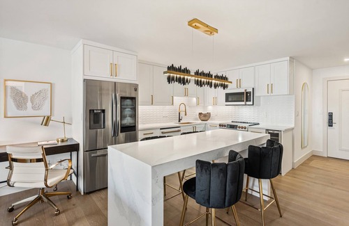 Downtown Apartamento | Renovated 2 BR/2 BA In Town with AC!