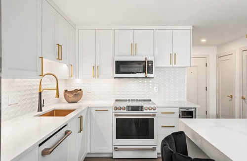 Downtown Apartamento | Renovated 2 BR/2 BA In Town with AC!