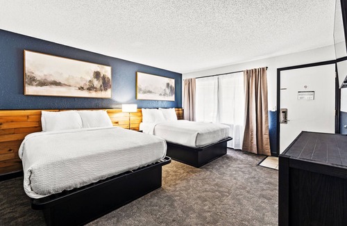 Townsend Hotel | Renovated 2 Queen Suite