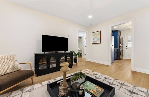 North Charlotte Casa | {Renovated 2BR in CLT – Where Location, Comfort & Mild Bragging Rights Collide}