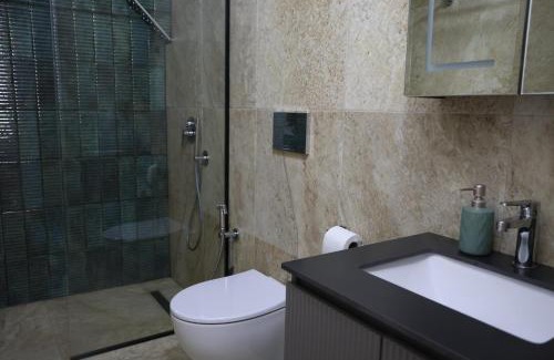 Qender Apartamento | Renovated 2BR Retreat Near the Beach