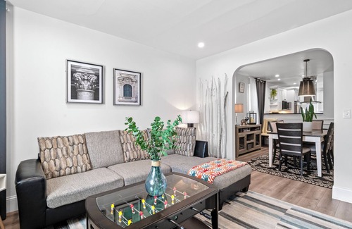 Roslindale Casa | Renovated 2nd-Floor Home |