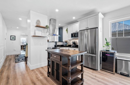 Roslindale Casa | Renovated 2nd-Floor Home |