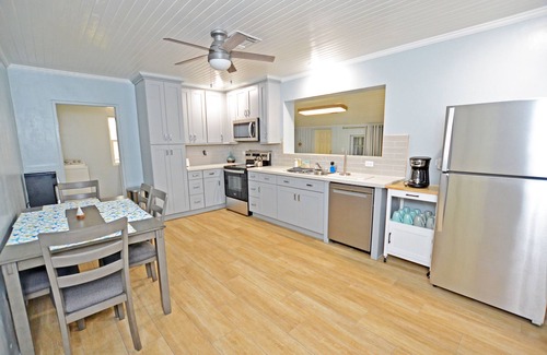 Spanish Wells Casa | Renovated 3 bedrooms / 2 bath. 2-minute walk to the beach!