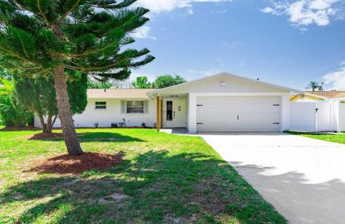 Apollo Beach Casa | Renovated 3B 2BA, oasis yard Hot tub