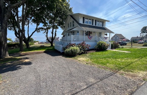 Old Lyme Casa | Renovated 3BR House Across from White Sand Beach, Old Lyme