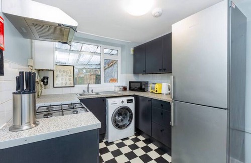 Stratford Condominio | Renovated 3BR w/garden in Stratford, 1min to Train