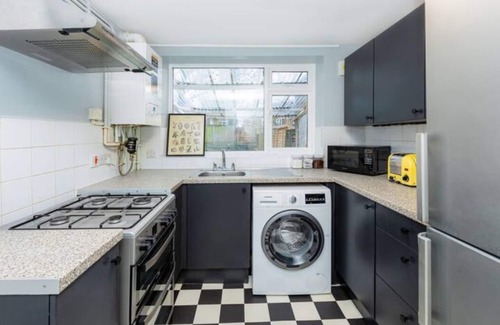 Stratford Condominio | Renovated 3BR w/garden in Stratford, 1min to Train