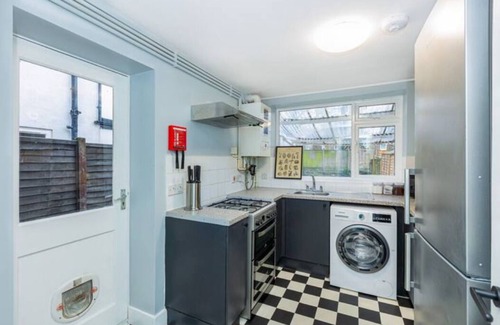 Stratford Condominio | Renovated 3BR w/garden in Stratford, 1min to Train