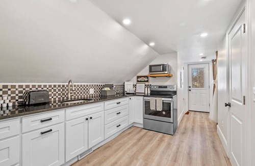Roslindale Casa | Renovated 3rd-Floor Retreat | 3 Beds | Roslindale Village