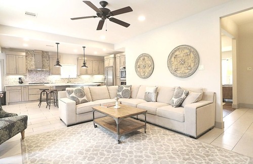 Houston Casa | Renovated 4 Bedroom, 3 Bath Private Home Fully-furnished near MDA, TMC, Galleria