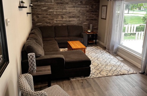 Meaford Casa | Renovated 5 bedroom, 2 bath house in Meaford. 4 min ride to beach, 20 to Blue Mt