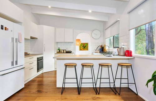 Red Hill Casa | Renovated 5 Bedroom Retreat with Deck Fireplace
