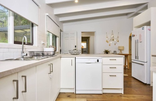 Red Hill Casa | Renovated 5 Bedroom Retreat with Deck Fireplace