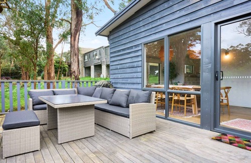 Red Hill Casa | Renovated 5 Bedroom Retreat with Deck Fireplace