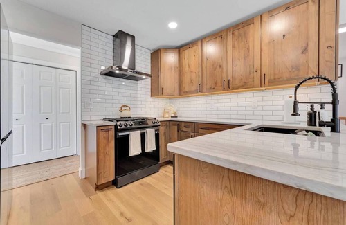 Allenton Casa | Renovated 5 Bedroom Huge Ranch. Epic kitchen, Basement, Sauna & TONs of beds+++