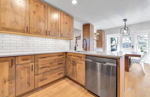 Allenton Casa | Renovated 5 Bedroom Huge Ranch. Epic kitchen, Basement, Sauna & TONs of beds+++