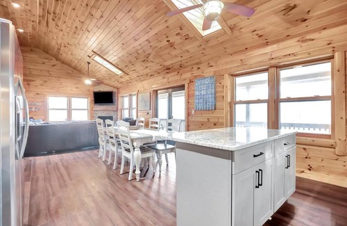 McHenry Casa | Renovated*5 Minutes to Wisp*Fast Wi-Fi*Hot Tub