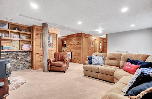 McHenry Casa | Renovated*5 Minutes to Wisp*Fast Wi-Fi*Hot Tub