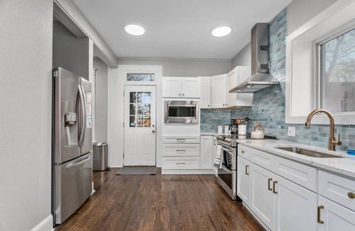 Hanover Place Casa | Renovated 5BR/4BA Home Near Country Club Plaza | Ideal for Families & Groups