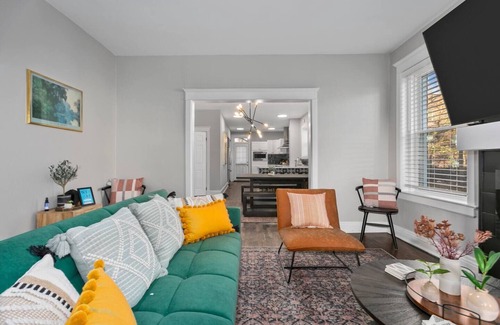 Hanover Place Casa | Renovated 5BR/4BA Home Near Country Club Plaza | Ideal for Families & Groups
