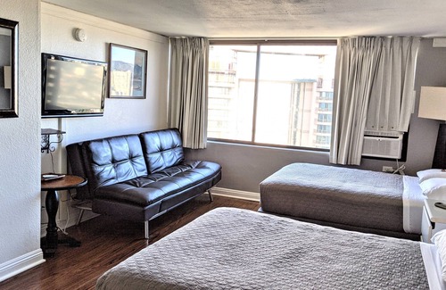McCully - Moiliili Hotel | Habitaciones de estudio contiguas recientemente renovadas para hasta siete personas en Waikiki