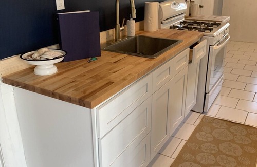 North Wildwood Apartamento | Renovated Adorable Beach Apartment! 2 Blocks from the Beach!