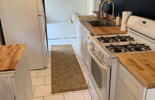 North Wildwood Apartamento | Renovated Adorable Beach Apartment! 2 Blocks from the Beach!