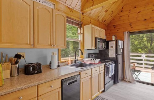 Alexandria Casa | Renovated Alexandria NH jacuzzi house~firepit! gameroom! dog friendly! fenced