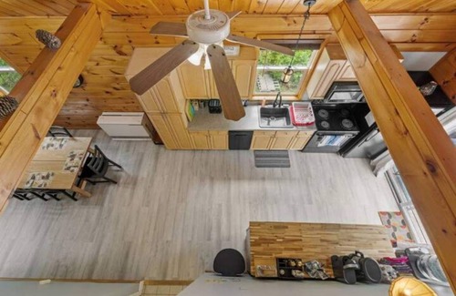 Alexandria Casa | Renovated Alexandria NH jacuzzi house~firepit! gameroom! dog friendly! fenced