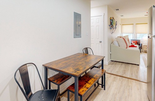 Del Mar Apartamento | Renovated apartment with full kitchen, WIFI and close to beach