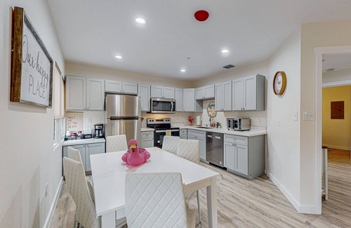 Del Mar Apartamento | Renovated apartment with full kitchen, WIFI and close to beach