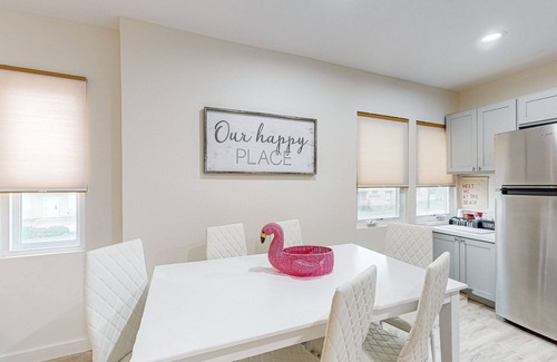 Del Mar Apartamento | Renovated apartment with full kitchen, WIFI and close to beach