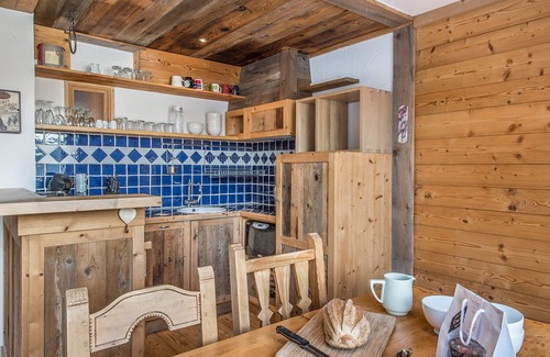 Courchevel Apartamento | Apartamento renovado con cocina abierta, balcón y acceso directo a pistas