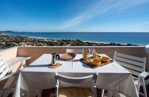 Costa Rei Apartamento | Apartamento reformado en Costa Rei con espléndidas vistas de la costa.