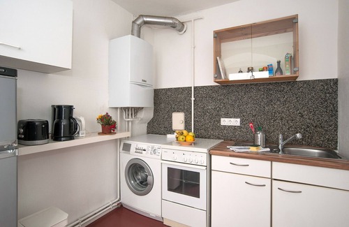 Mitte Apartamento | Apartamento renovado con nuevo cuarto de baño, cocina independiente y lavadora