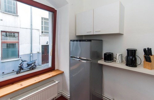 Mitte Apartamento | Apartamento renovado con nuevo cuarto de baño, cocina independiente y lavadora