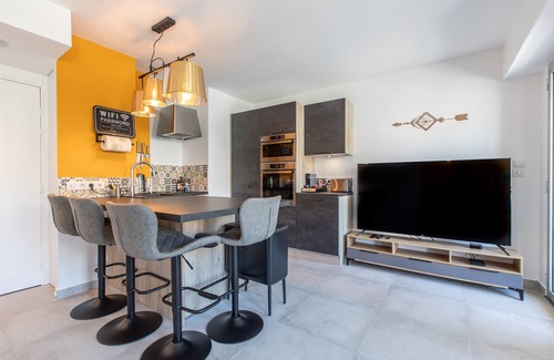 Le Suquet Apartamento | Renovated Apt with Balconies - Holiday/Congress